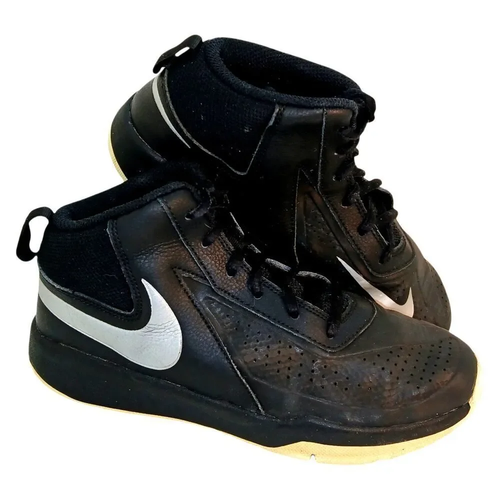 Nike Team Hustle Boys Black/White Sneakers - Size 2 Youth